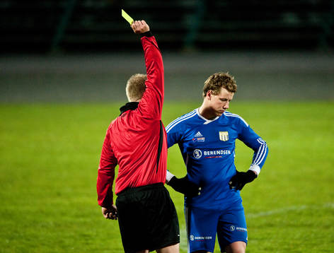 Jimmie Andersson, Domare. Ger gult kort till Asarum spelare