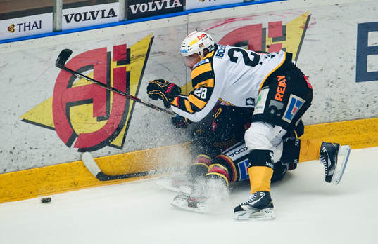 Johan Alm, Skellefteå trycker upp Johan Larsson, Brynäs i
