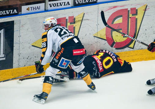 Johan Alm, Skellefteå trycker upp Johan Larsson, Brynäs i