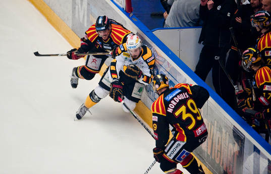 Daniel Widing, Brynäs trycker till Fredrik Lindgren,