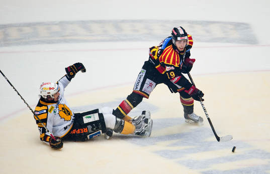 Calle Järnkrok, Brynäs håller i pucken ifrån Fredrik