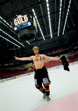 Johan Larsson, Brynäs firar på isen. Svenska Mästare