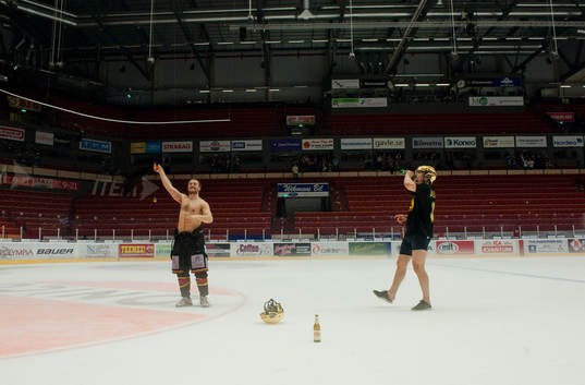 Johan Larsson och Simon Bertilsson firar på isen. Svenska