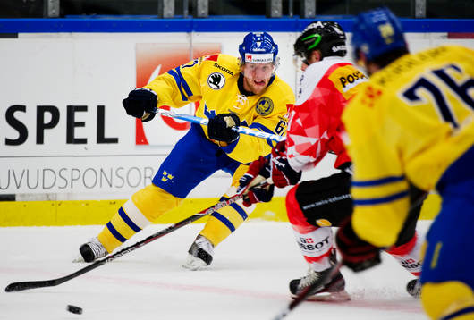 Linus Omark, Sverige, passar pucken