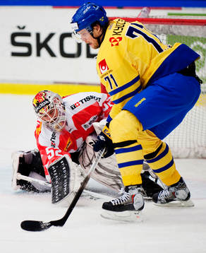 Tobias Stephan, målvakt, Schweiz, utmanas av Jonas