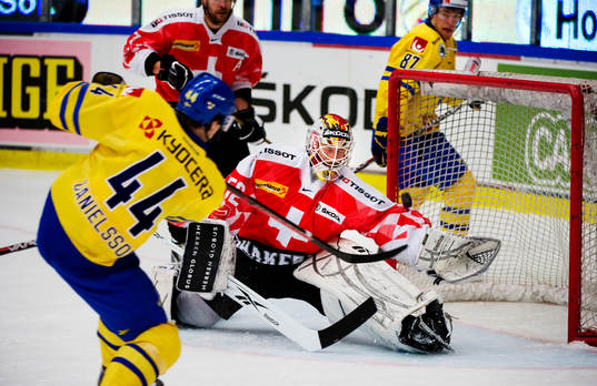Nicklas Danielsson, Sverige, skjuter mot Tobias Stephan,