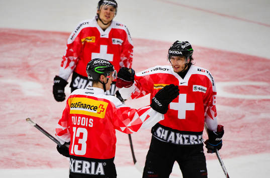 Felicien du Bois, Schweiz, gratuleras till sitt 2-4-mål