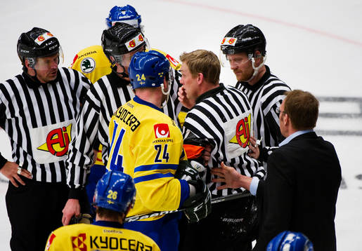 Morgan Johansson, domare, fick en puck i huvudet