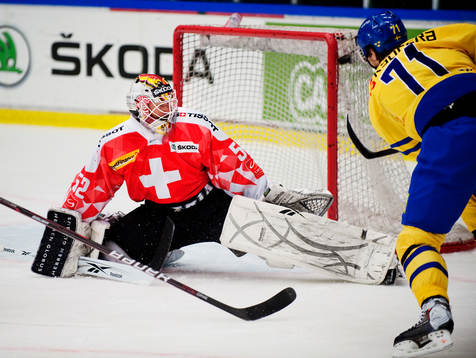 Jonas Andersson, Sverige, skjuter utanför Tobias Stephan,