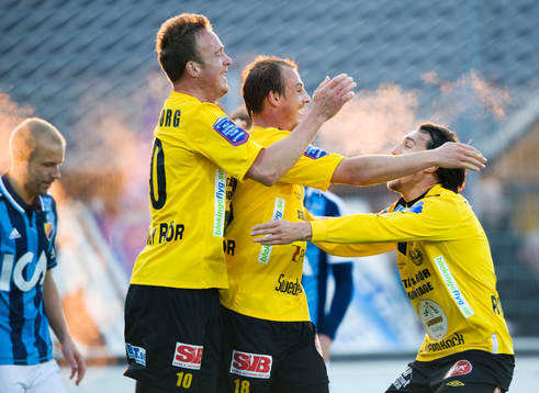 2-målsskytten Pär Ericsson grattas av Marcus Ekenberg.