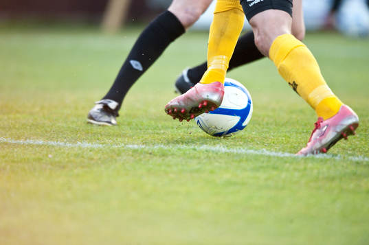 Fot, fötter, boll, fotboll, gräs