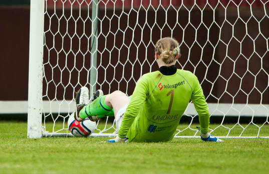 Hedvig Lindahl, målvakt, Kristianstad, tittar