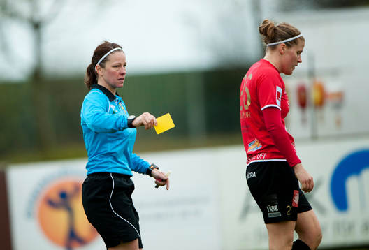 Annika Antic, domare, gult kort, varning till Katrin