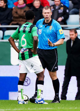 Danien Stålhammar, domare, pratar med Reuben Ayarna, GAIS