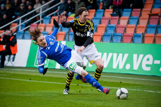 Nils-Eric Johansson, AIK trycker undan Emil Forsberg,