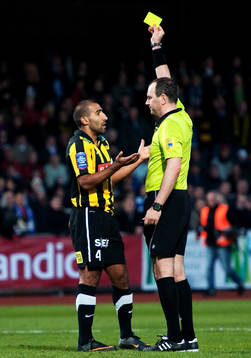 Mohammed Ali Khan, Häcken, får gult kort och IFK