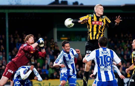 Christoffer Källqvist, målvakt, boxar undan bollen, Tom