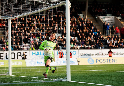 Tomer Chencinski, målvakt, Örebro, ser 0-1-bollen gå in