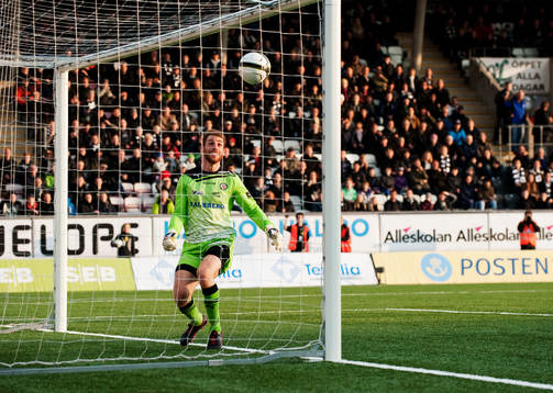 Tomer Chencinski, målvakt, Örebro, ser 0-1-bollen gå in