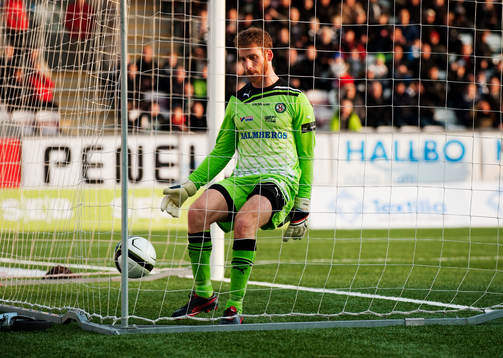 Tomer Chencinski, målvakt, Örebro, ser 0-1-bollen gå in