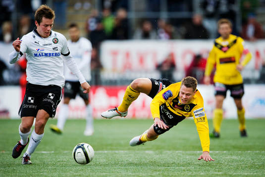 Armend Alimi, Örebro, får Viktor Claesson, Elfsborg, på