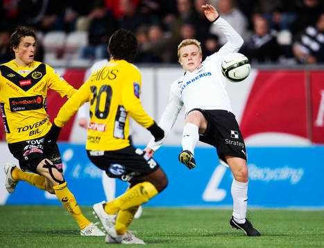 Emil Berger, Örebro, tar ner bollen