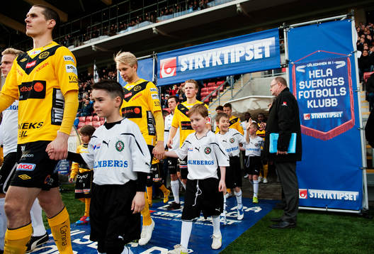 Spelarna gör entré. Svenska spel, Stryktipset. Inmarsch,