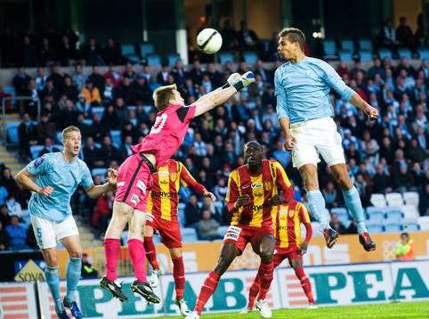 Mathias Ranegie, Malmö, nära nicka in målet
