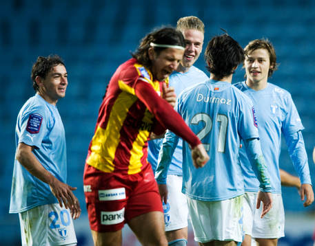 2-0 Jimmy Durmaz, Malmö, som grattas medan Haris