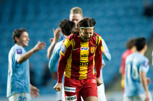 2-0 Jimmy Durmaz, Malmö, som grattas medan Haris