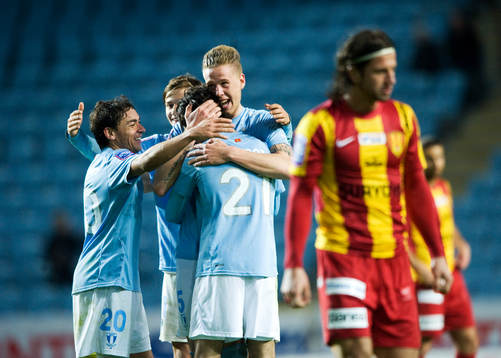 2-0 Jimmy Durmaz, Malmö, som grattas medan Haris