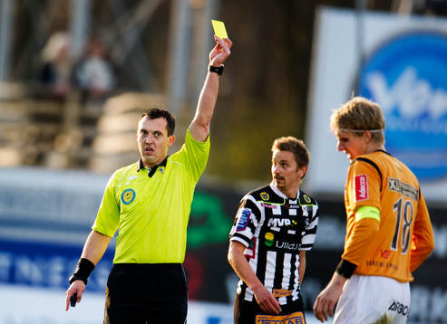 Dragan Banjac, domare ger gult kort, varning till Anders