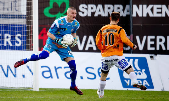 Ivo Vazgec, målvakt, Landskrona hinner före Patrik