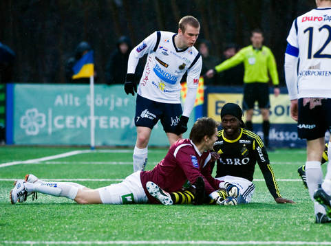 Mattias Hugosson, målvakt, Gefle och Martin Mutumba, AIK