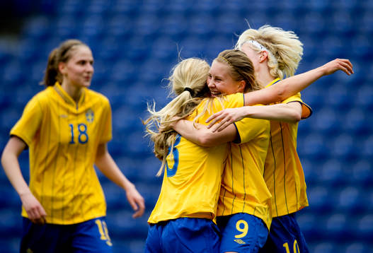 Moa Hedell, med ryggen mot kameran och Fanny Andersson,