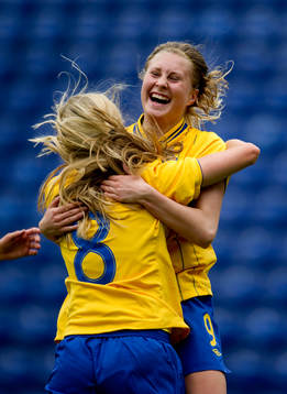 Moa Hedell, med ryggen mot kameran och Fanny Andersson,