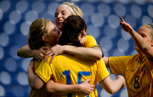Fanny Andersson,  Lina Hurtig, Linda Hallin, Sverige jubel