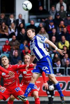 Hannes Stiller, IFK Göteborg, hoppar upp för att nicka