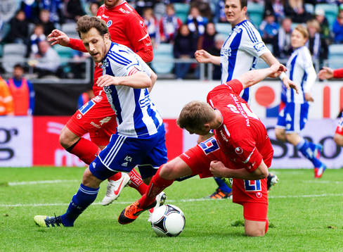 Tobias Hysén, IFK Göteborg blir av med bollen till Daniel