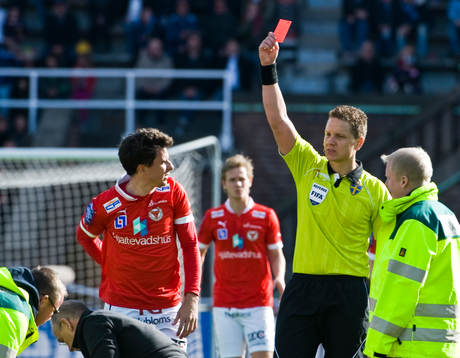 Martin Ströbergsson, domare ger Daniel Freire Mendes,