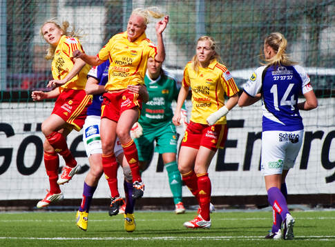 Caroline Seger, Tyresö, nickar och landar fel