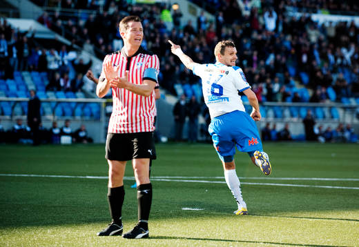 Daniel Andersson, Malmö FF, signalerar för hands medan