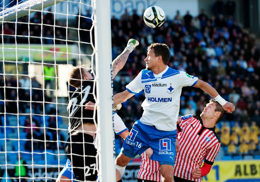 Shpetim Hasani, Norrköping, oroar framför Johan Dahlin,