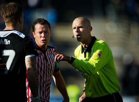 Michael Lerjéus, domare, argumenterar med Johan Dahlin,