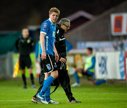 Mikael Boman, Halmstad, lämnar planen, skada