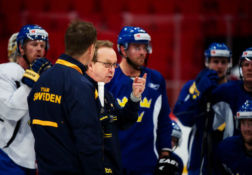Pär Mårts, förbundskapten, ger instruktioner