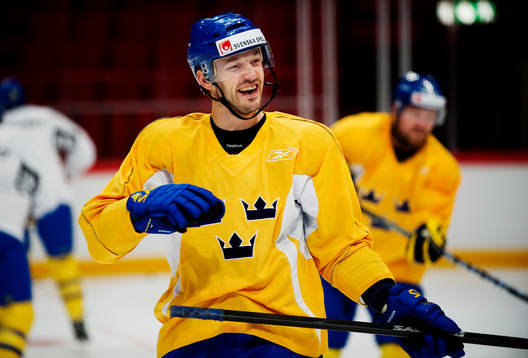 Niklas Persson skrattar