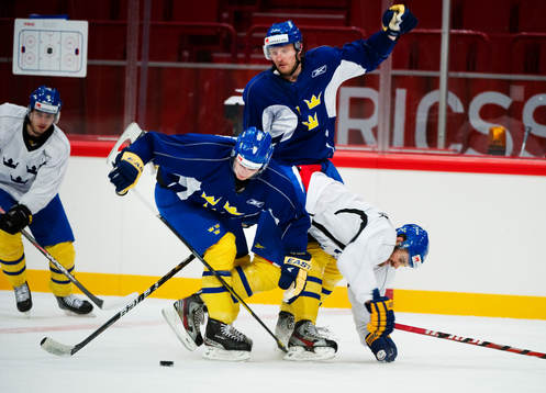 Marcus Krüger och Staffan Kronwall stoppar Henrik