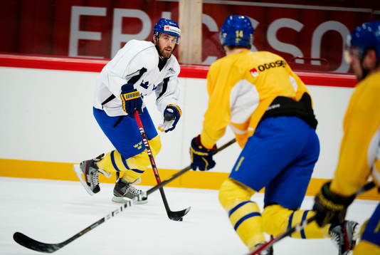 Henrik Zetterberg kontrollerar pucken