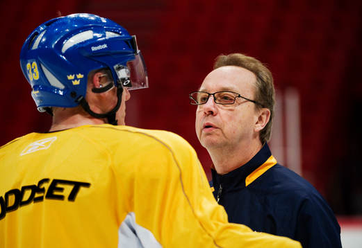 Pär Mårts, förbundskapten, i samtal med Jakob Silfverberg
